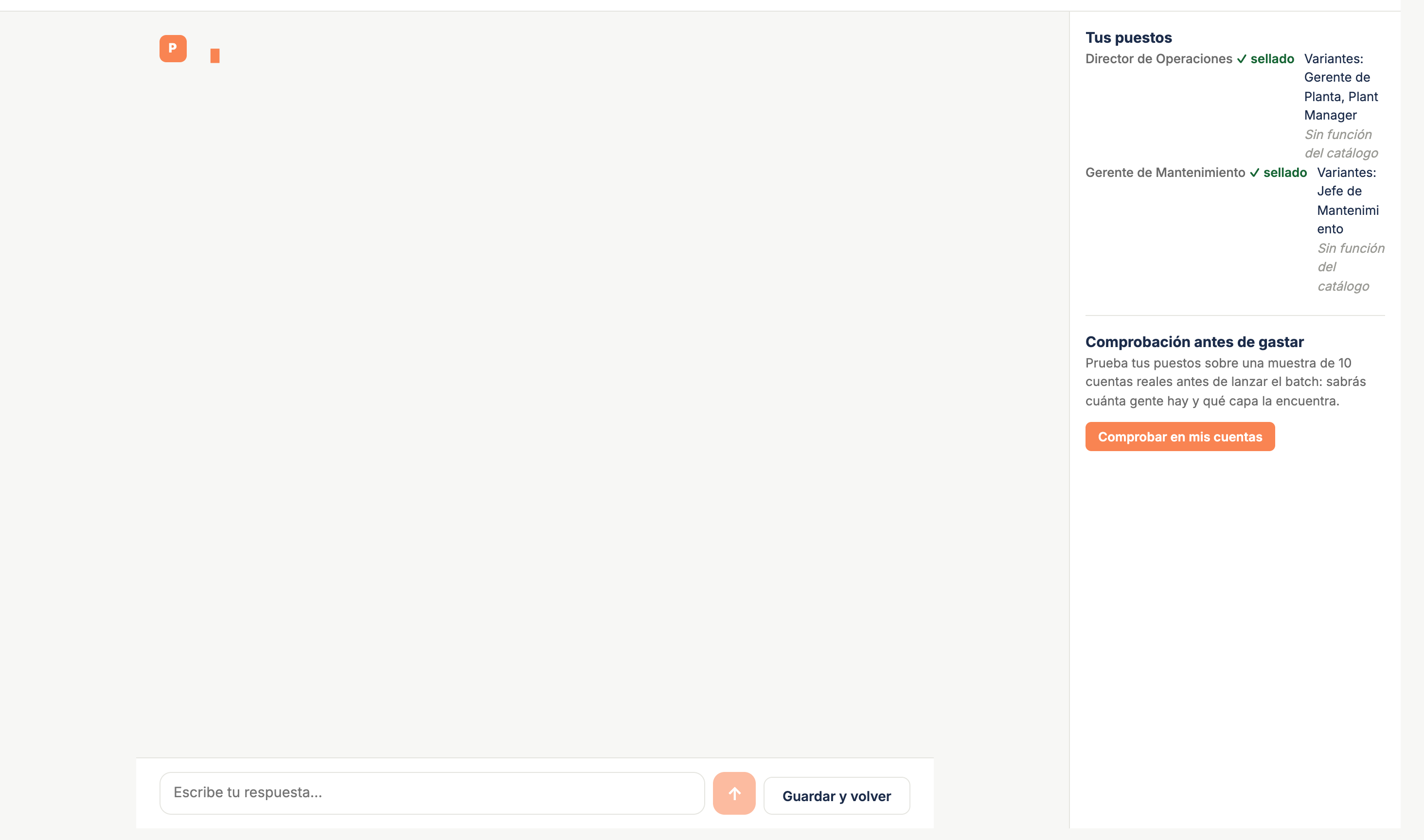 Un turno del chat proponiendo título, variantes, área y nivel para un puesto, con la pregunta de confirmación