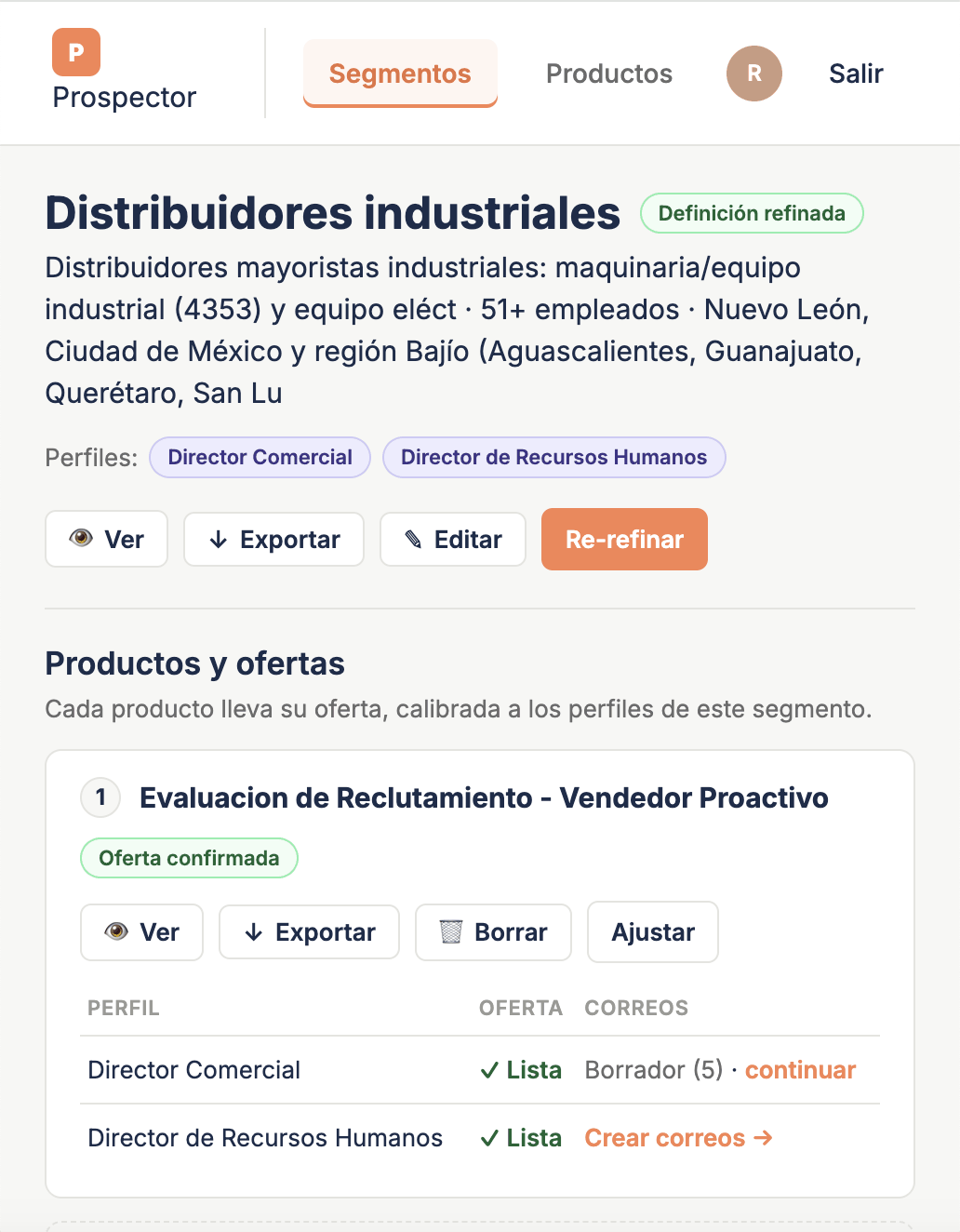 Pantalla del hub de un segmento en Prospector: segmento de distribuidores industriales con perfiles de Director Comercial y Director de Recursos Humanos, y su producto con oferta confirmada y correos por perfil