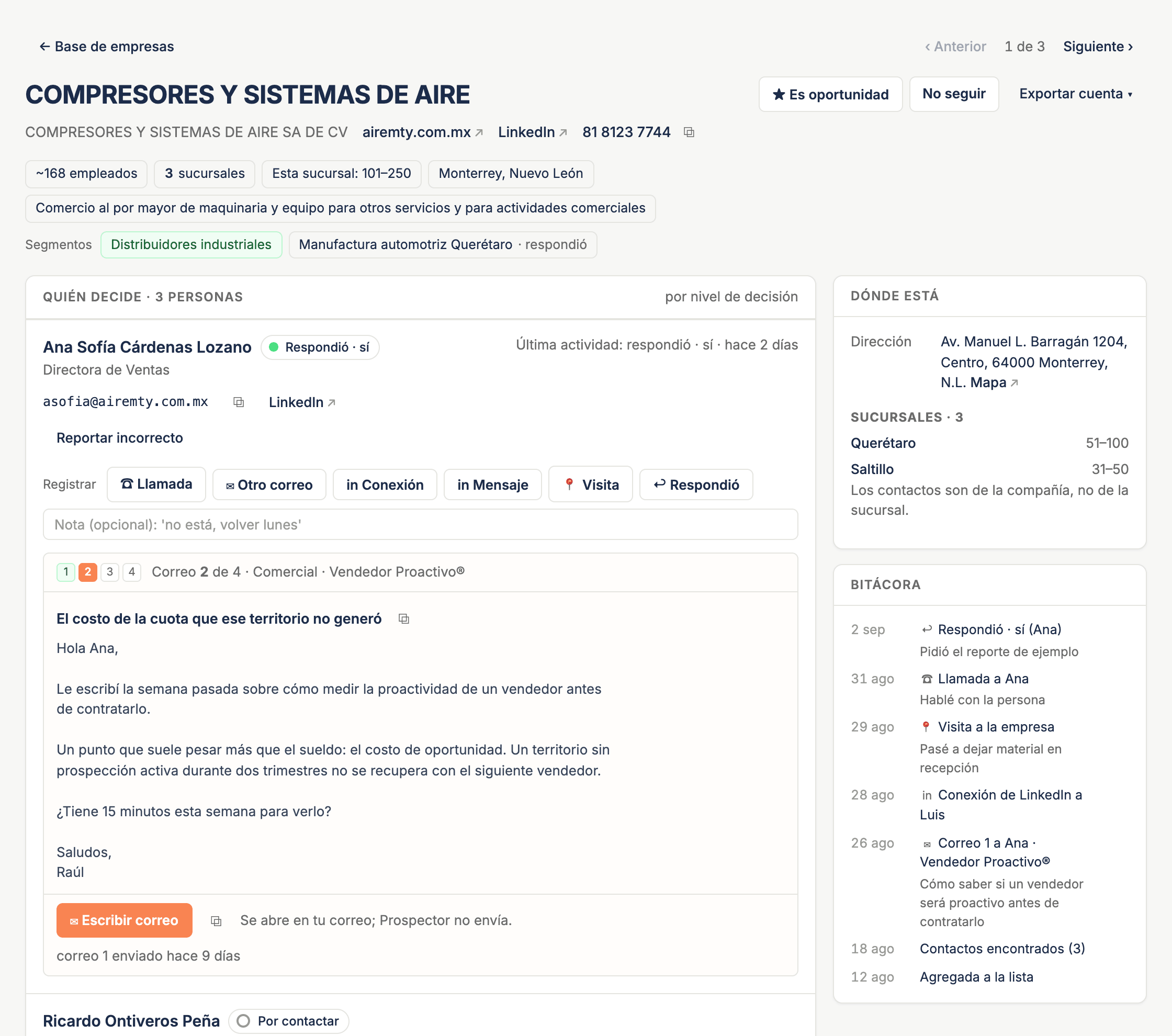 Ficha de una empresa en Prospector: cabecera con los datos de la compañía y los botones Es oportunidad y No seguir, la tarjeta de una persona con su estado Respondió, la barra para registrar llamada, correo, LinkedIn o visita, el correo 2 de 4 de su secuencia, y la bitácora de la cuenta a la derecha